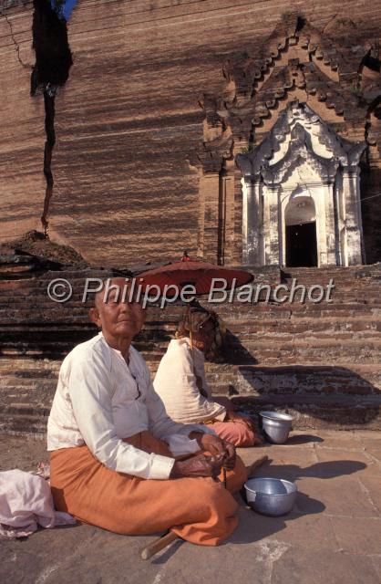 birmanie 23.JPG - Nonnes devant la pagode de MingunBirmanie (Myanmar)